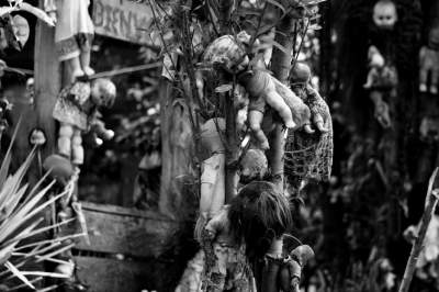 Жуткий остров с тысячами повешенных кукол. Фото