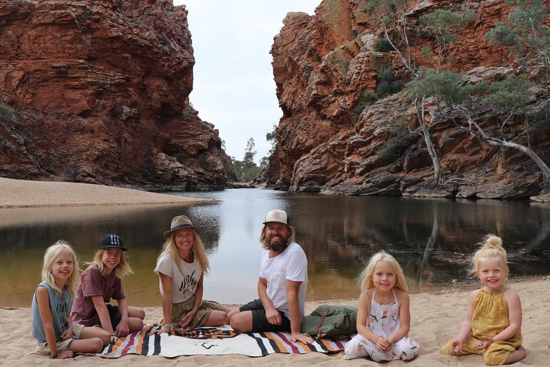 Австралийская семья с четырьмя детьми и путешествие по стране