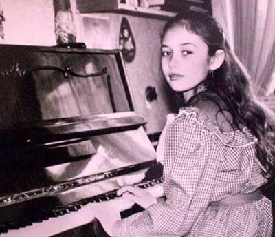 Украинская "девушка Бонда" показала, как выглядела в детстве