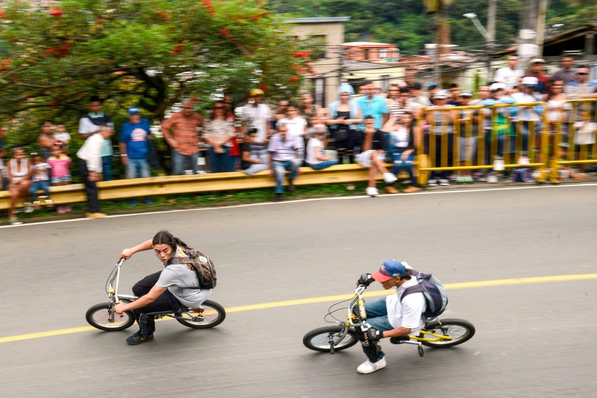 Скоростной спуск на автомобильном фестивале в Медельине