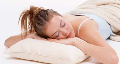 Медики рассказали, чем опасен сон без подушки