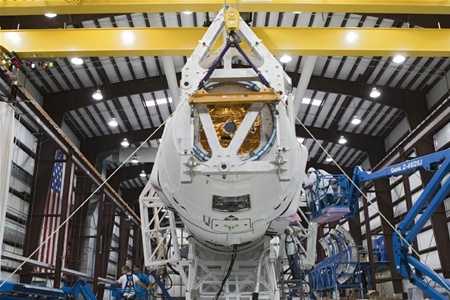 NASA разрешило кораблю "Dragon" первый коммерческий полет к МКС
