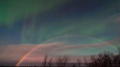Фотографу удалось снять одновременно северное сияние и радугу. Фото