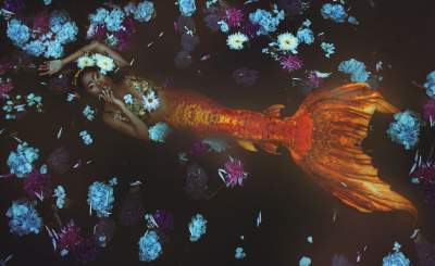 Фотограф превращает женщин в мифических русалок. Фото