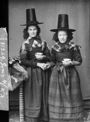 Валлийские женщины в необычных традиционных шляпах. Фото