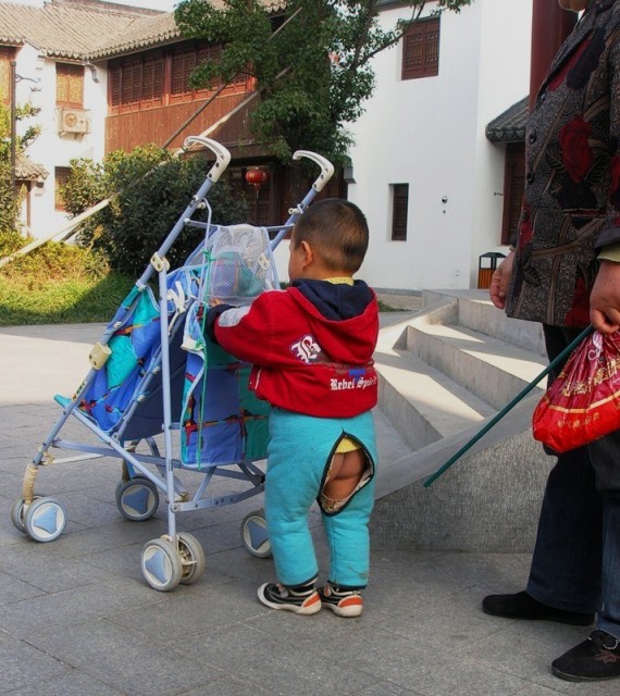 Зачем китайские дети носят эти «странные» штанишки? ФОТО