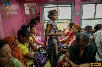 Необычные вагоны для женщин на железной дороге Индии. Фото