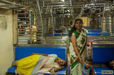 Необычные вагоны для женщин на железной дороге Индии. Фото