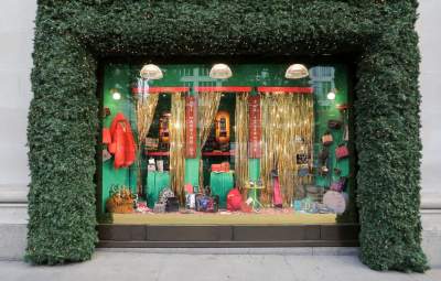 Как украсили к Рождеству витрины самых известных в мире магазинов. Фото