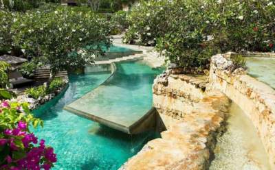 В отеле на Бали туристам запретили подходить к бассейну с гаджетами