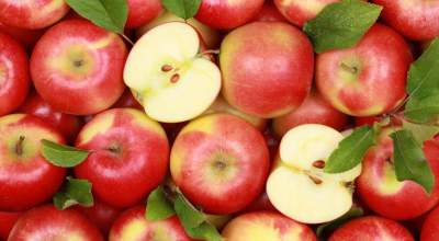 Медики рассказали, при каких болезнях полезна кожура от яблок
