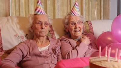Эти женщины – самые пожилые в мире близнецы. Фото