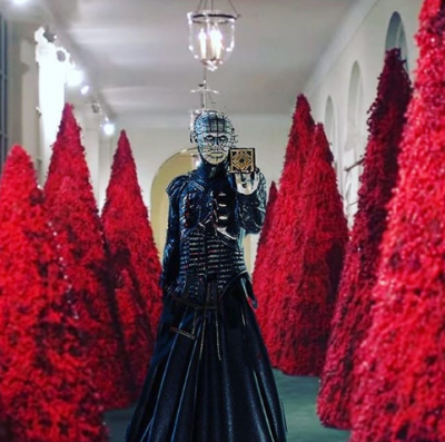 Мелания Трамп в окружении «кровавых» елок стала новым мемом