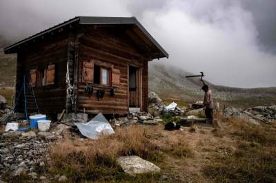 Фотограф показал, как живется пастухам в Альпах. Фото
