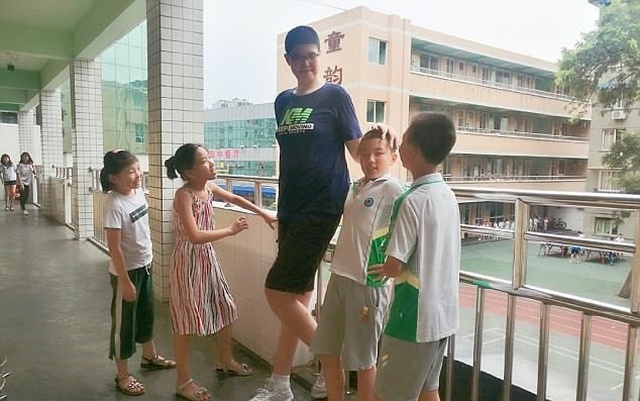 Чжан Цзыюй - самая высокая в мире 11-летняя девочка
