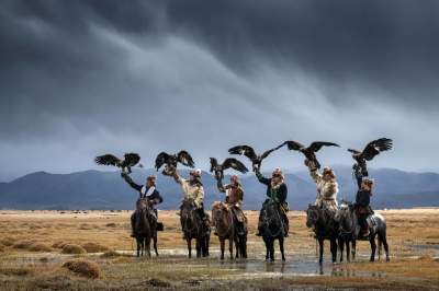 Фотограф показал, как птицы помогают охотиться жителям Монголии. Фото