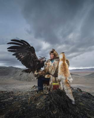 Фотограф показал, как птицы помогают охотиться жителям Монголии. Фото