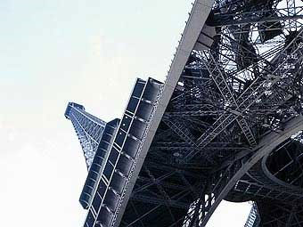 На аукцион в Париже выставили лестничный пролет Эйфелевой башни
