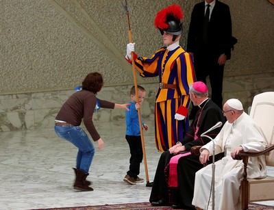 Любопытный мальчик прервал аудиенцию Папы Римского