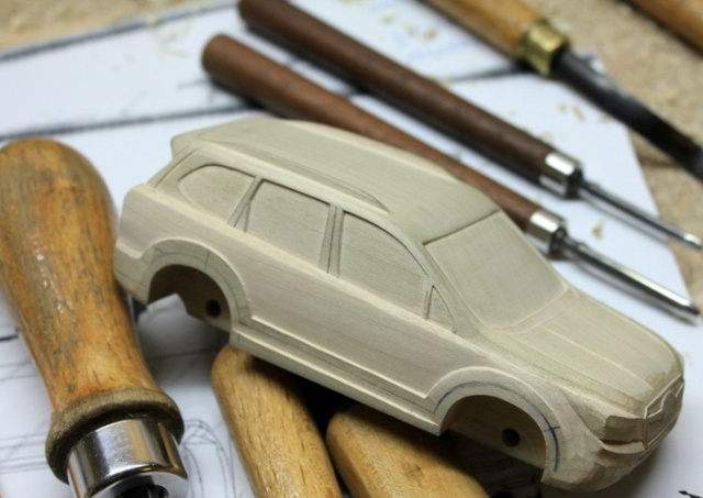 Деревянная модель кроссовера Subaru Forester