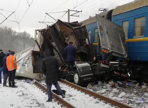 на Харьковщине водитель грузовика чудом выжил при попытке \"проскочить\" перед поездом