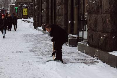 В Киеве ликвидируют последствия снегопада. Фото