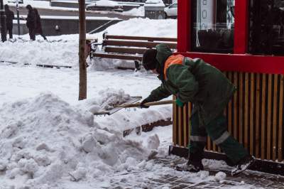 В Киеве ликвидируют последствия снегопада. Фото