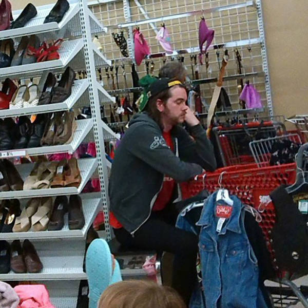 Мужчины, которые попали со своими женами на шопинг