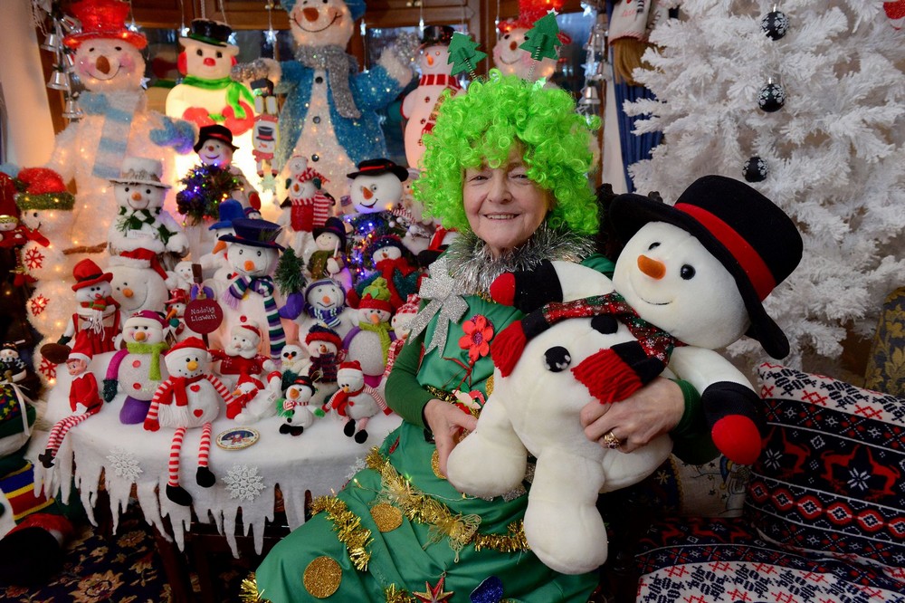 72-летняя британка начинает украшать свой дом к Рождеству уже в августе