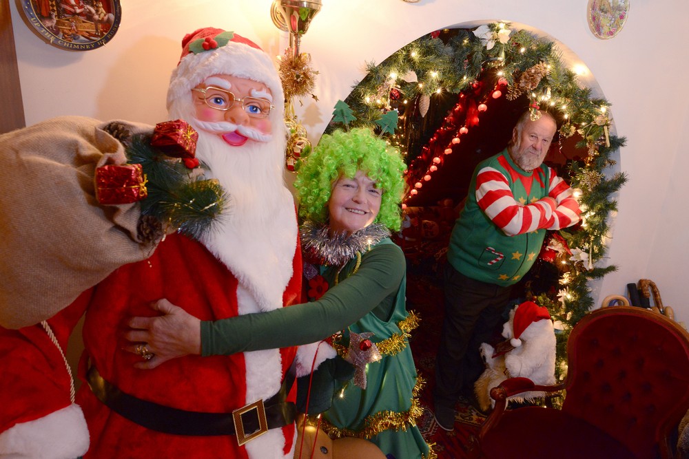 72-летняя британка начинает украшать свой дом к Рождеству уже в августе