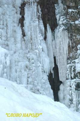 В Карпатах замерз водопад: завораживающие кадры. Фото