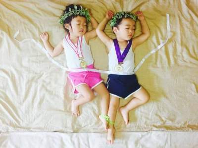 Спящие близнецы стали героями забавных снимков