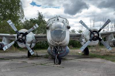 Заброшенные автомобили и самолеты в Европе. Фото