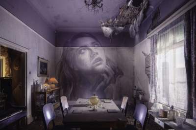 Художник создает женские портреты на стенах заброшенных зданий. Фото