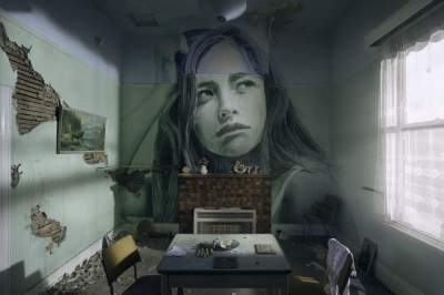 Художник создает женские портреты на стенах заброшенных зданий. Фото