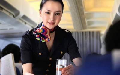 Медики объяснили, почему не стоит пить кофе и чай в самолете