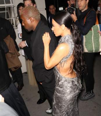 Ким Кардашьян «засветила» грудь в откровенном платье