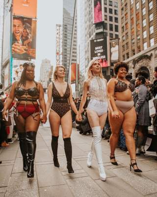 Обычные женщины устроили марш в нижнем белье на Манхэттене. Фото 