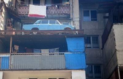 В Грузии ВАЗ-2106 простоял на балконе 27 лет 