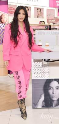 Как Барби: Ким Кардашьян покрасовалась в розовом наряде