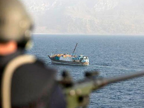 Сомалийские пираты обстреляли флагманский корабль НАТО