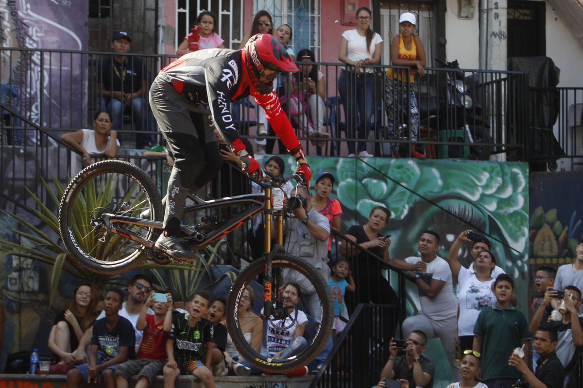 Экстремальный городской спуск на велосипедах в Медельине