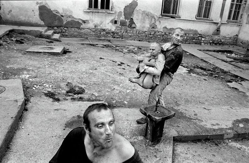 Сумасшедшие дома в Сербии повергли фотографа в шок