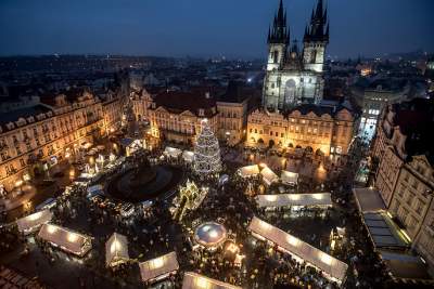 Фотограф показал рождественские рынки в разных городах мира. Фото