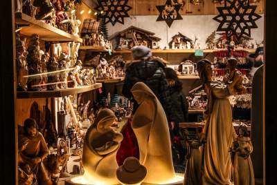 Фотограф показал рождественские рынки в разных городах мира. Фото