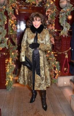Джоан Коллинз вышла на публику в роскошном золотом наряде