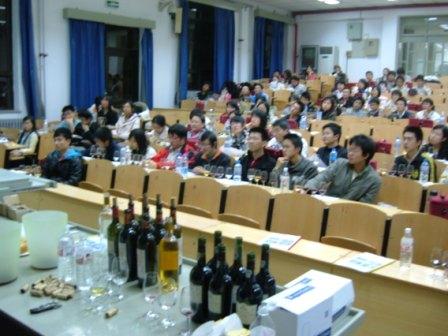 Китайский учитель сядет на год за преждевременную подачу сигнала о завершении экзамена 