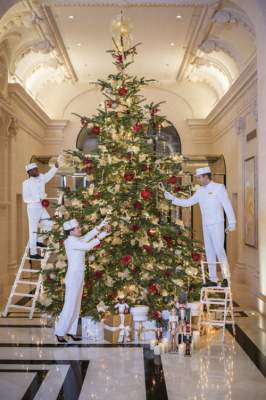 Как в парижских отелях: праздничные идеи украшения елки. Фото