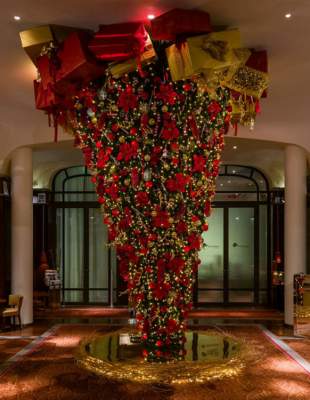 Как в парижских отелях: праздничные идеи украшения елки. Фото