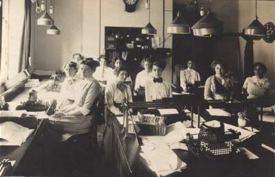 Офисные работники в редких снимках прошлого века. Фото